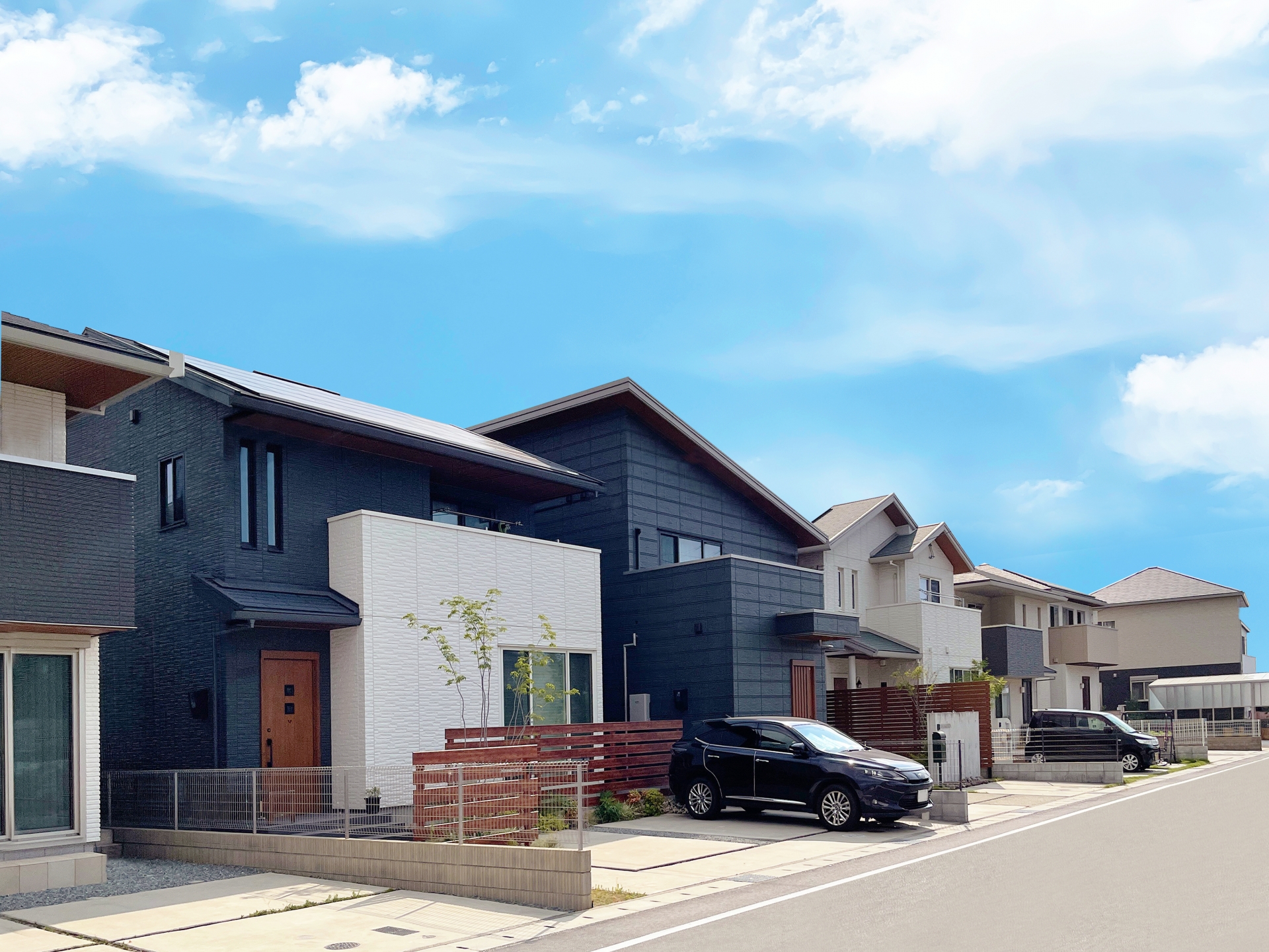 青空の下に建ち並ぶ新築の戸建て住宅