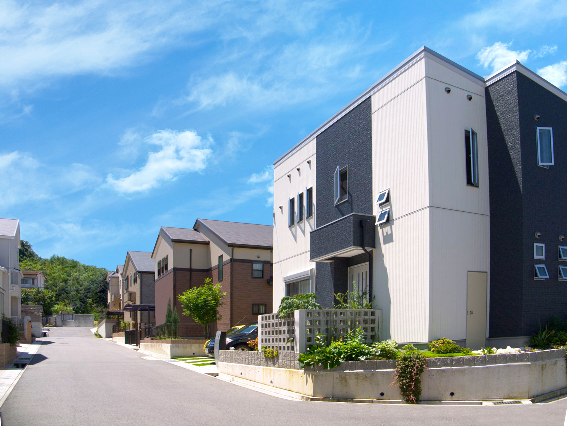 青空の下に並ぶモダンな戸建て住宅の街並み