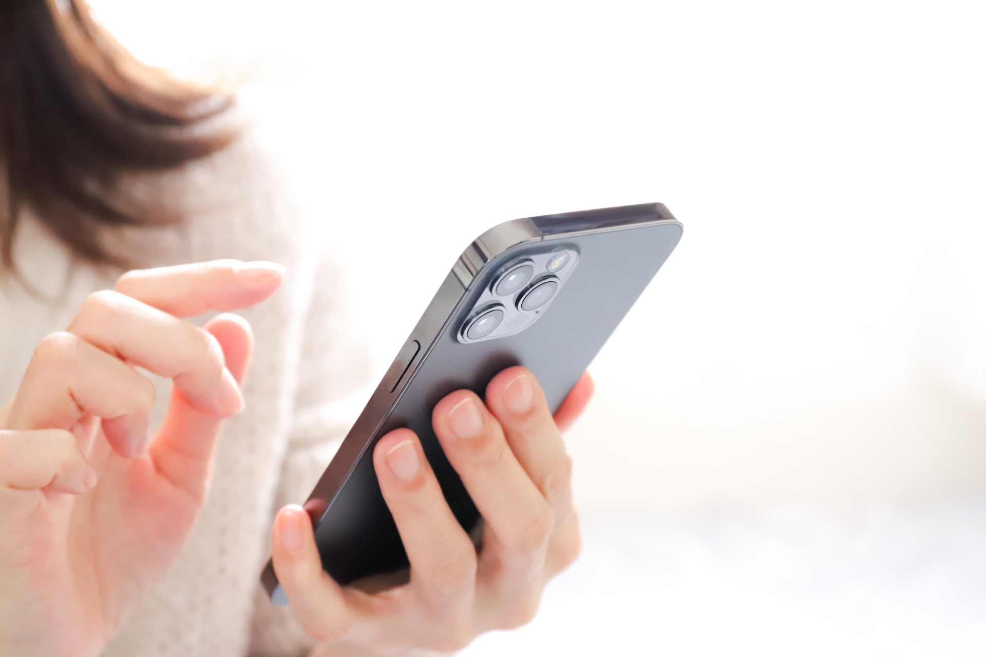スマートフォンを操作する手元
