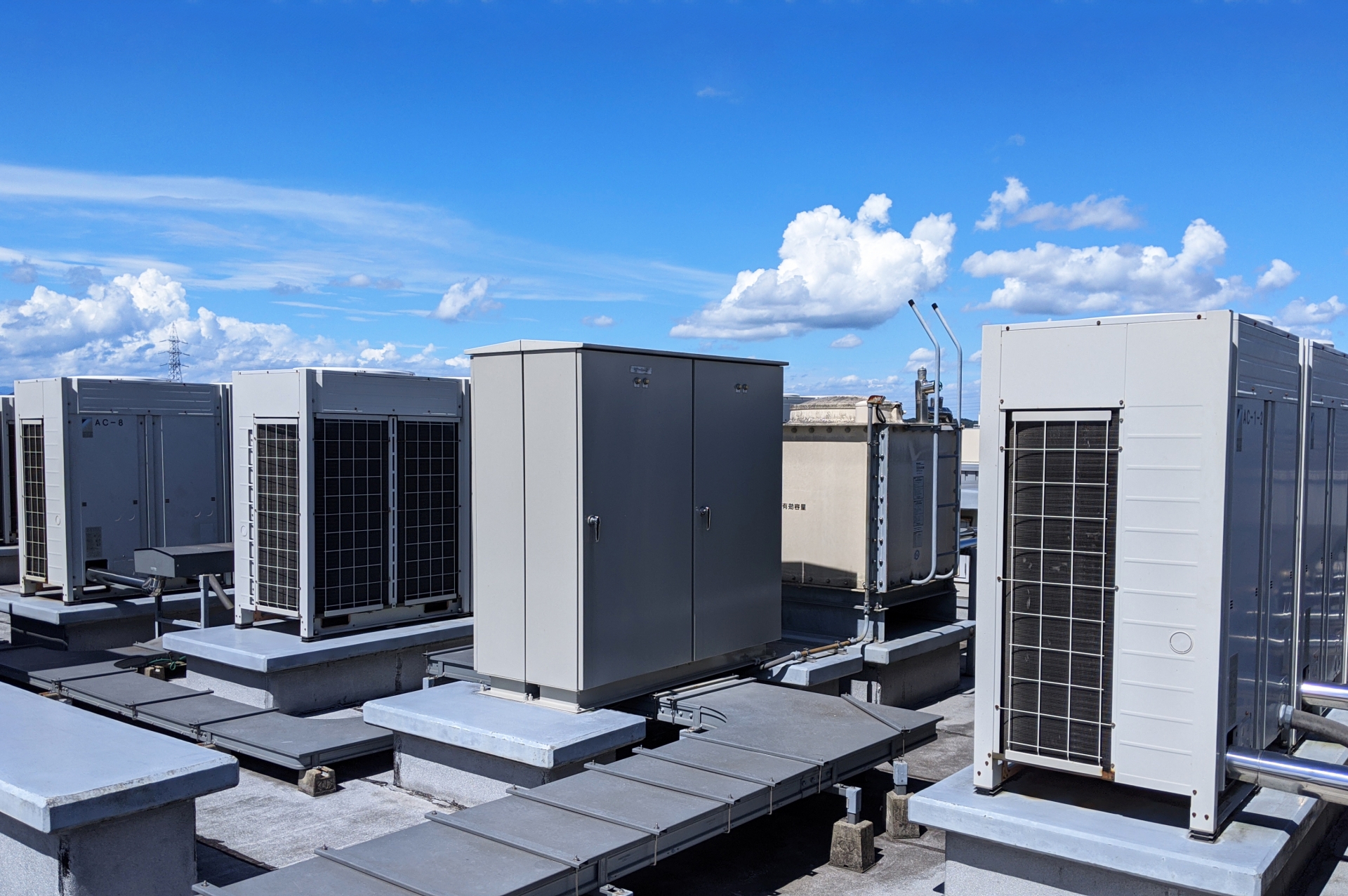 建物の屋外に設置された空調室外機